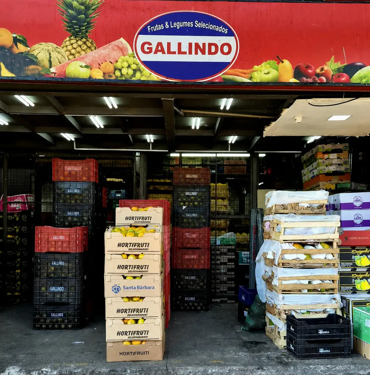 Fachada do box Comercial Gallindo na CEAGESP, com caixas de frutas, legumes e verduras frescas organizadas